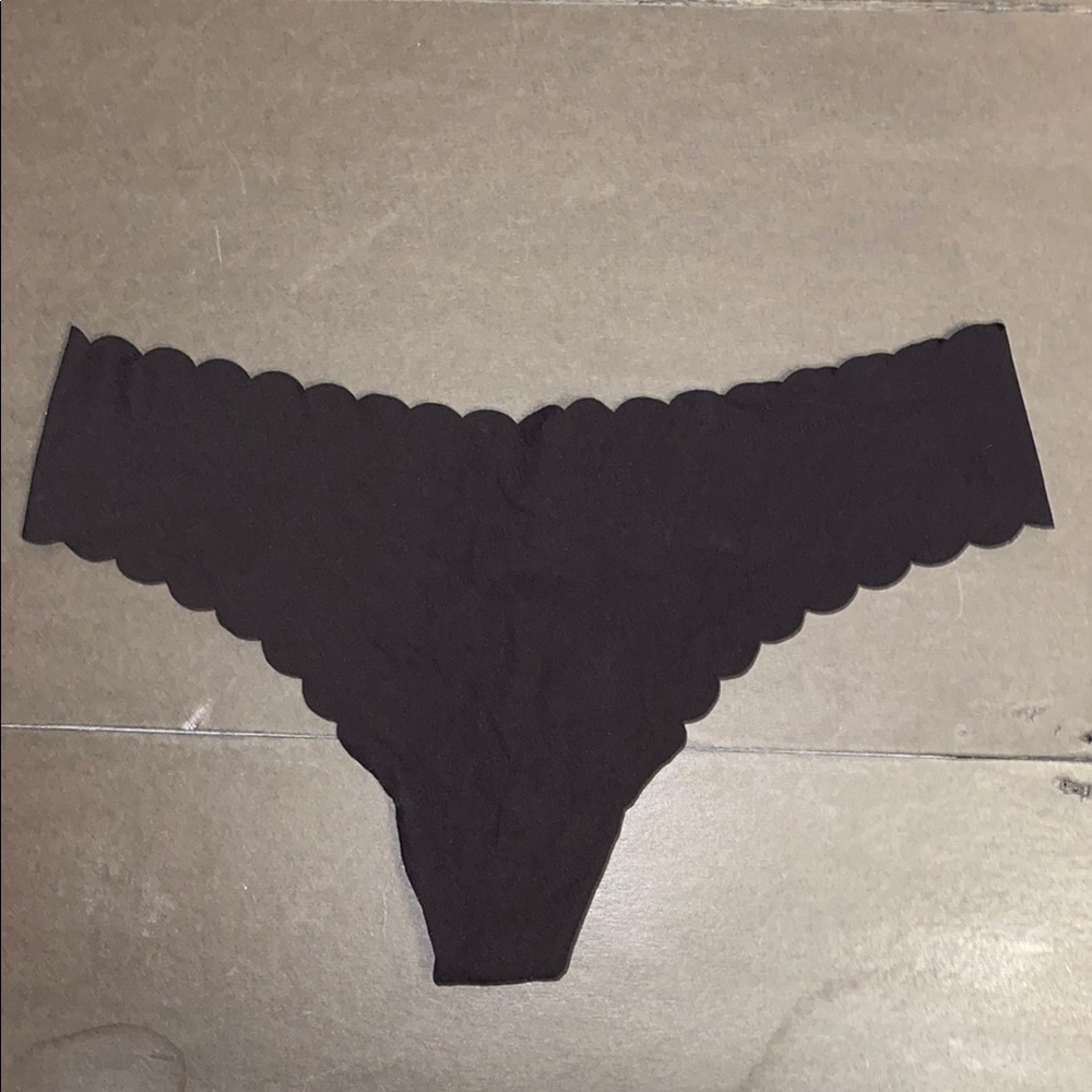Victoria's Secret Medium Black No Show Scallop Edge Thong Panties